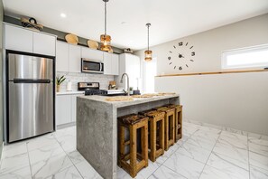 슈피리어 아파트, 침실 2개, 수영장 전망, 풀사이드 | 전용 주방 | 대용량 냉장고, 전자레인지, 오븐, 쿡탑