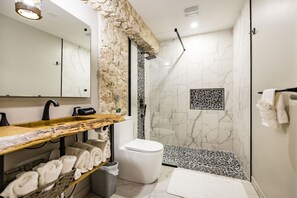 Apartamento superluxo, 1 cama King, para não fumantes, vista para a piscina | Banheiro | Chuveiro, chuveiro com efeito de chuva, produtos de toalete de grife 