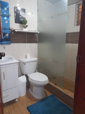 Haartrockner, Handtücher, Seife, Toilettenpapier