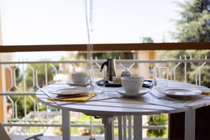 Outdoor dining - Turquoise Condo Appt x6 Terrace & Sea View (Sanremo)