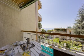 Outdoor dining - GuestHost - Comfortable apartment equipped with every comfort and perfect for 6 guests, located a few steps from the beaches of Foce and the 24 km long cycle path. You will find bathing establishments and free-equipped beaches, easily reachable on foot b (Sanremo)