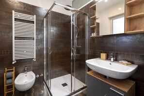 Regadera, tina de hidromasaje, secadora de cabello, bidet 