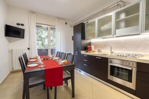 電子レンジ、オーブン、食器洗い機、調理器具と食器