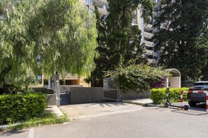 Exterior - GuestHost - Roomy and bright apartment that has just been renovated and tastefully furnished, accommodating up to 8 people with 3 bedrooms, 2 bathrooms, 2 balconies and 2 equipped terraces overlooking the woods. The flat is located in a quiet and green r (Bari)
