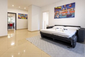 3 chambres, fer et planche à repasser, Wi-Fi, draps fournis