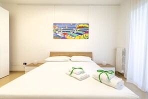 3 bedrooms, iron/ironing board, WiFi, bed sheets - GuestHost - Roomy and bright apartment that has just been renovated and tastefully furnished, accommodating up to 8 people with 3 bedrooms, 2 bathrooms, 2 balconies and 2 equipped terraces overlooking the woods. The flat is located in a quiet and green r (Bari)