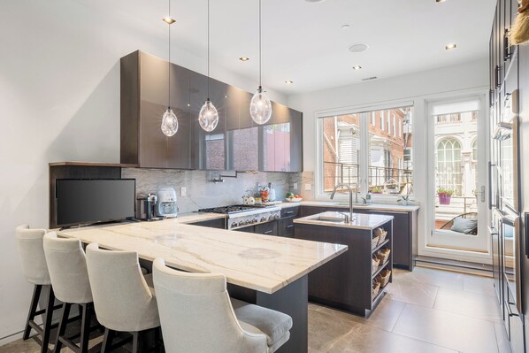 冷蔵庫、電子レンジ、オーブン、コンロ