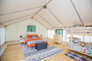 1 habitación, tabla de planchar con plancha y cuna de viaje 