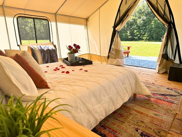 1 bedroom, iron/ironing board, travel crib, bed sheets - Peaceful Glamping Retreat at Roaring River (Cassville)