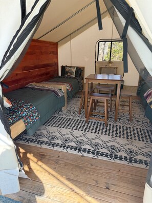 1 habitación, tabla de planchar con plancha y cuna de viaje 