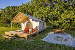 Outdoor dining - Peaceful Glamping Retreat at Roaring River (Cassville)