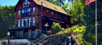 The Base Camp - Luxury condo in the iconic Horsefeathers building!