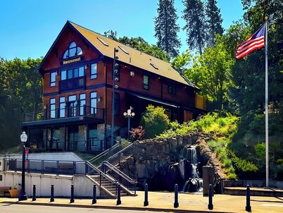 The Base Camp - Luxury condo in the iconic Horsefeathers building!