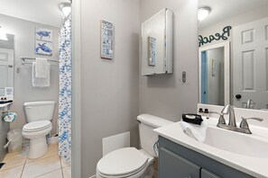 Combined shower/tub, hair dryer, towels