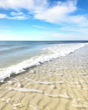 Una playa con agua cristalina y una orilla de arena.