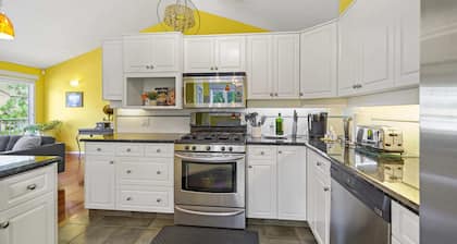 The Perfect Kelowna Getaway + Hot tub+2 Fireplaces