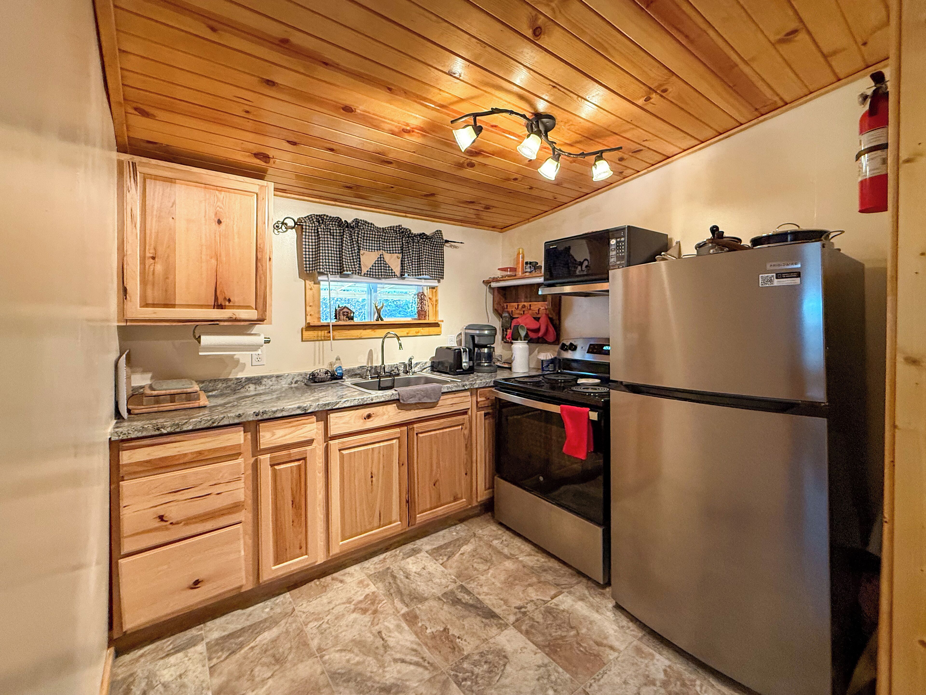 冰箱、微波炉、烤箱、炉灶