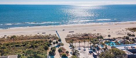 Playa en los alrededores, camastros y toallas de playa