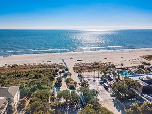 Playa en los alrededores, camastros y toallas de playa 