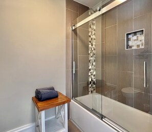 Shower, hair dryer, towels, soap - Chic Coligny 3 Bed, 3.5 Bath by beach, shops, dining & park (Hilton Head Island)