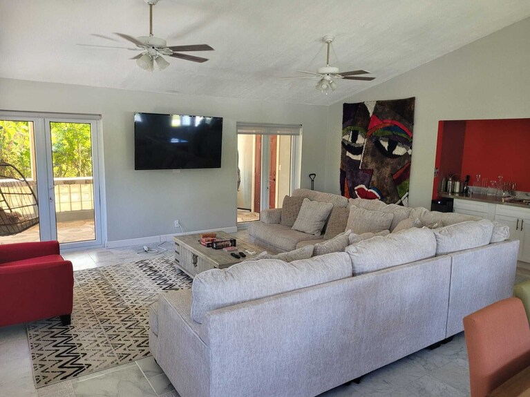 Cozy Family Home 10 Minutes Walk To The Beach. Keyless Entry. Security Cameras. - Freeport
