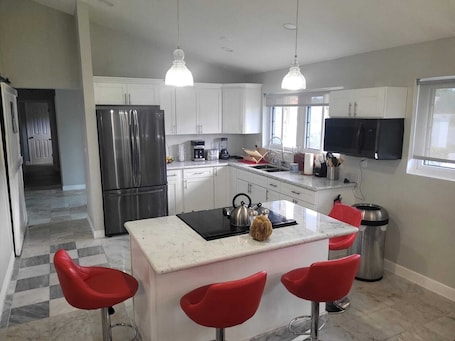 Fridge, microwave, oven, stovetop. Cozy family home 10 minutes walk to the beach. Keyless entry. Security cameras.