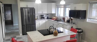 Cozy family home 10 minutes walk to the beach. Keyless entry. Security cameras.