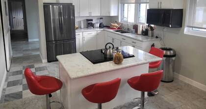 Cozy family home 10 minutes walk to the beach. Keyless entry. Security cameras.