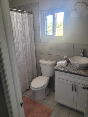Towels, toilet paper - Cozy family home 10 minutes walk to the beach. Keyless entry. Security cameras. (Freeport)
