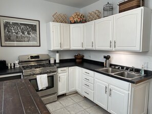 Kylskåp, mikrovågsugn, ugn och spishäll