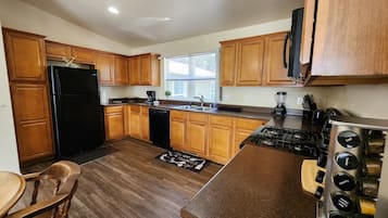 Geladeira, micro-ondas, fogão, cooktop