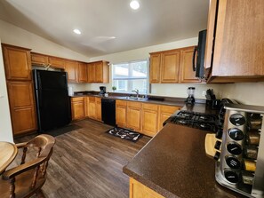 冷蔵庫、電子レンジ、オーブン、コンロ