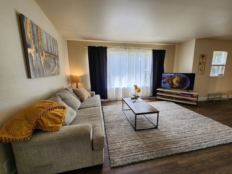 Spacious 3-bedroom Eucalyptus House - McKinleyville, CA