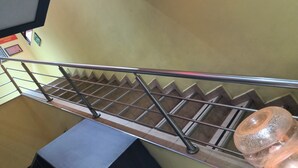 A staircase with metal railings and wooden steps. - Hotel Piet (Mexico City)