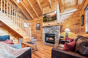 Smart TV, fireplace - No mountain roads! The Smokey. Pigeon Forge 2 BR/2BA cabin just off main drag (Pigeon Forge)