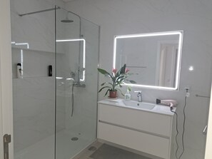 Dusche, Haartrockner, Bidet, Handtücher