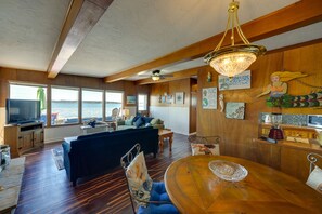 Télévision, cheminée, lecteur de DVD, livres