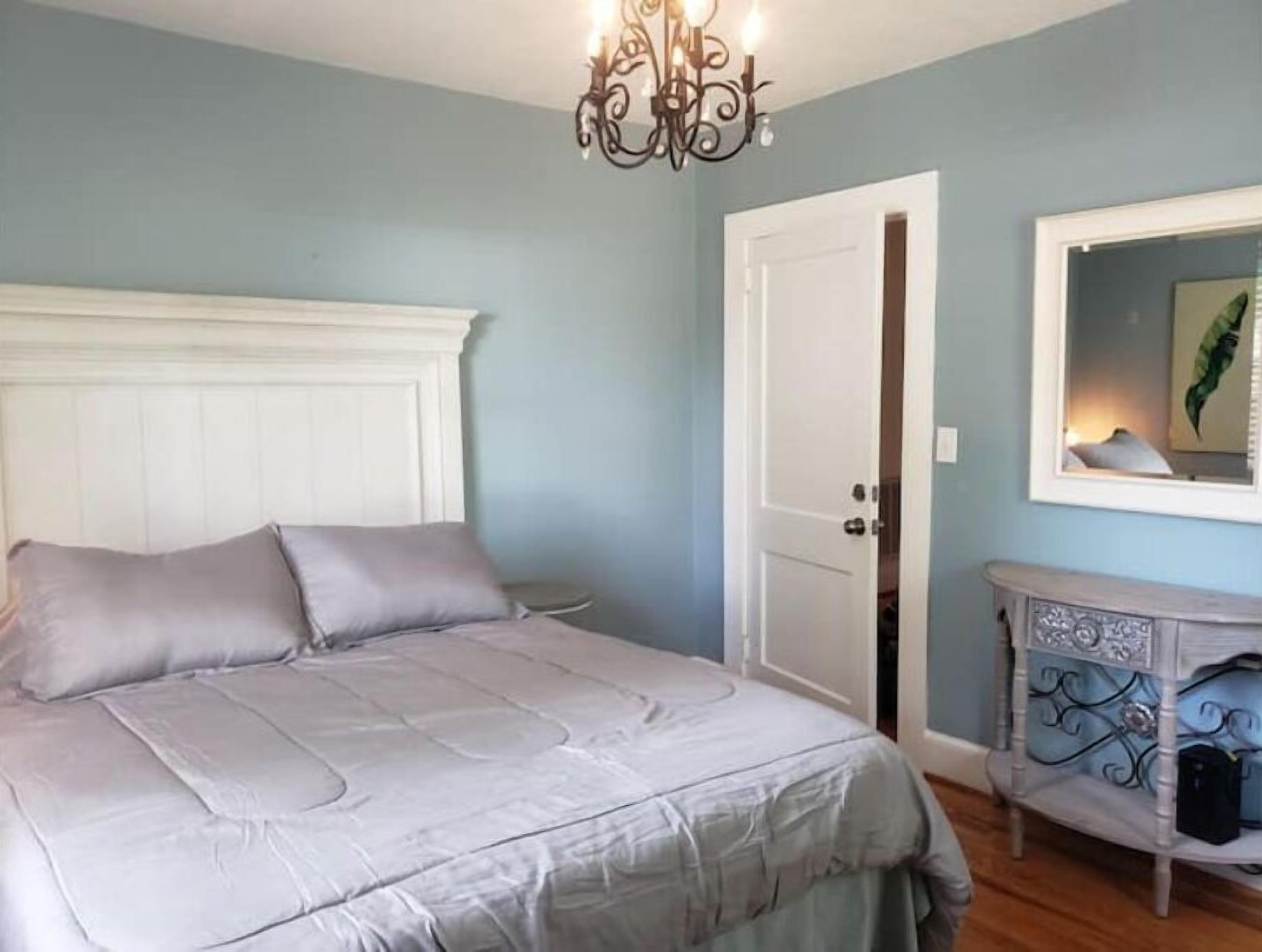 2 bedrooms, desk, iron/ironing board, WiFi