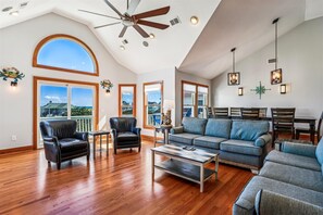 Televisión, reproductor de DVD, videoteca, estéreo