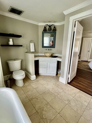 مناشف، صابون، شامبو، ورق حمّام