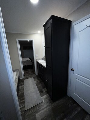 3 bedrooms, iron/ironing board, free WiFi, bed sheets - The Tired Travelers Cozy Home (Hayden)