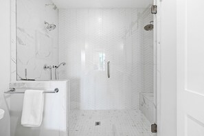 Combined shower/tub, hair dryer, towels - Gulf View, Private Heated Pool, Short Walk to Beach/Across the Street (Santa Rosa Beach)