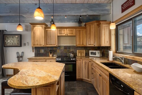 Lazy Bear, AC, Private Hot Tub& Sauna, Community Pool, Winter Shuttle