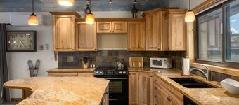 Lazy Bear, AC, Private Hot Tub& Sauna, Community Pool, Winter Shuttle