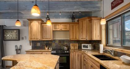 Lazy Bear, AC, Private Hot Tub& Sauna, Community Pool, Winter Shuttle