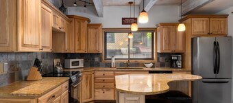 Lazy Bear, AC, Private Hot Tub& Sauna, Community Pool, Winter Shuttle