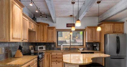 Lazy Bear, AC, Private Hot Tub& Sauna, Community Pool, Winter Shuttle