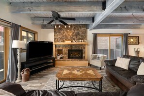 Een televisie, een open haard en videogames