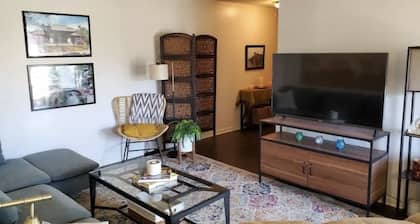 The Redhawk Hideaway: Charming 2BR Condo near Miami Univ in Oxford! Book now!