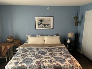 2 bedrooms, desk, iron/ironing board, WiFi